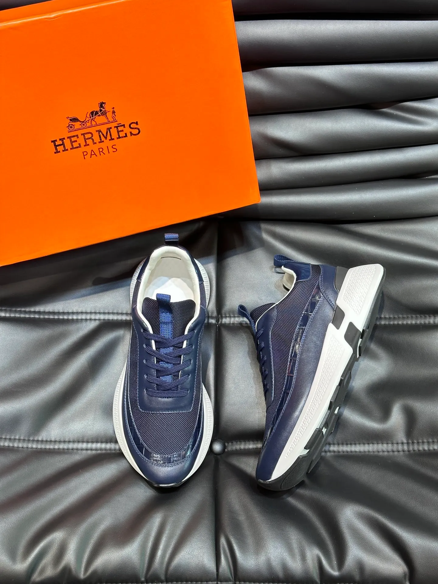 Factory price: 520💰HERMES/Hermes Hugo thick-soled sneakers are casual men's shoes. These sneakers are made of imported first-layer cowhide leather and breathable mesh design. The contrasting color design creates a dynamic and modern shape. The front end of the toe is decorated with natural-color rubber inlays, making it novel and fashionable. The texture is incomparable, with cowhide lining and cowhide foot pads, the upper foot is comfortable and breathable, and the rubber sole is decorated with geometric patterns and iconic "H" details. A very personal one! Size: 39-44 (customized at 38.45)